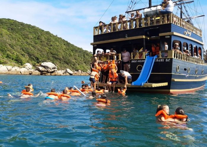 barco pirata bombinhas passeio barco bombinhas tour pirata bombinhas barcoland floripa (1)